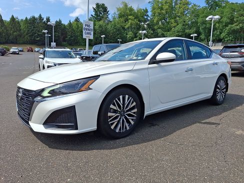 Certified 2024 Nissan Altima 2.5 SV w/ SV Premium Package FWD image 3
