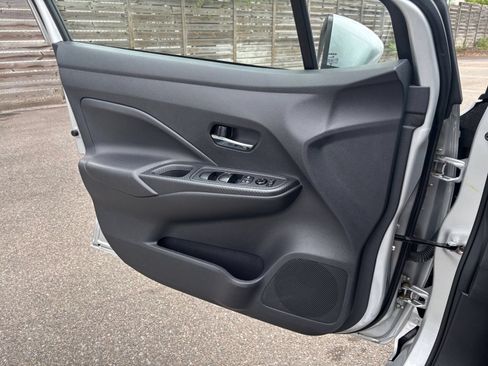 Used 2025 Nissan Versa SV FWD image 18