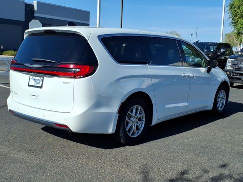 Used 2024 Chrysler Pacifica Touring-L FWD image 5