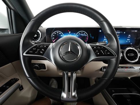 Used 2025 Mercedes-Benz GLA 250 4MATIC image 17