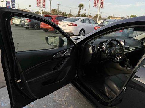 Used 2018 MAZDA MAZDA3 Touring FWD image 74