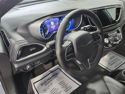 New 2026 Chrysler Pacifica Select image 18