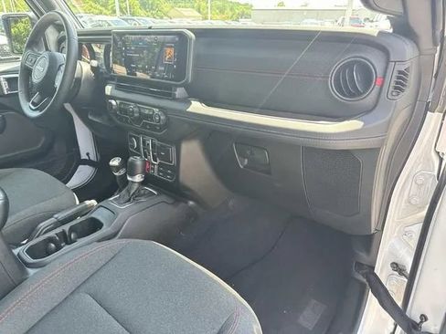 Used 2025 Jeep Wrangler Unlimited Rubicon AWD/4WD image 27