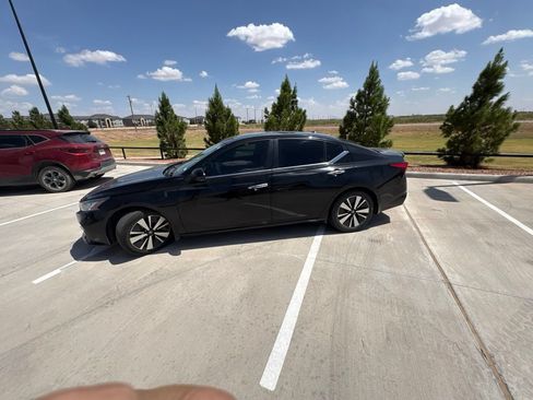 Used 2022 Nissan Altima 2.5 SV w/ SV Premium Package FWD image 9
