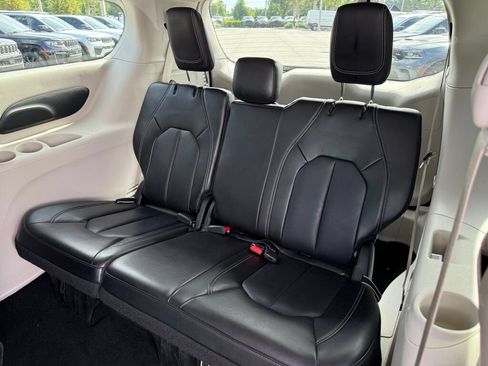 Used 2024 Chrysler Pacifica Touring-L FWD image 15