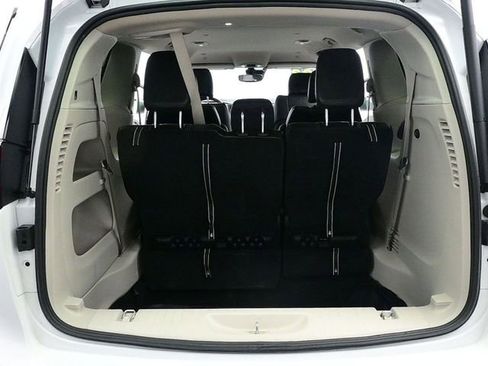 Used 2023 Chrysler Pacifica Touring-L image 9