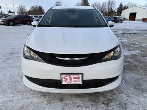 Used 2023 Chrysler Voyager LX image 3