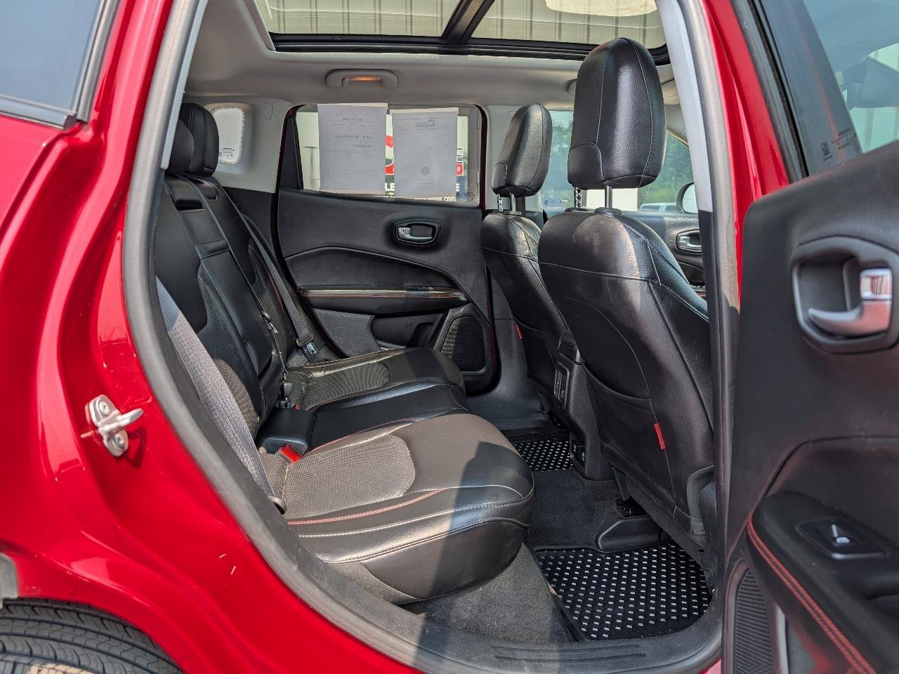 Used 2018 Jeep Compass Trailhawk w/ Leather Interior Group AWD/4WD image 12