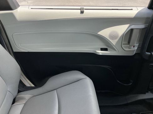 Used 2025 Toyota Sienna XLE w/ XLE Plus Package FWD image 22
