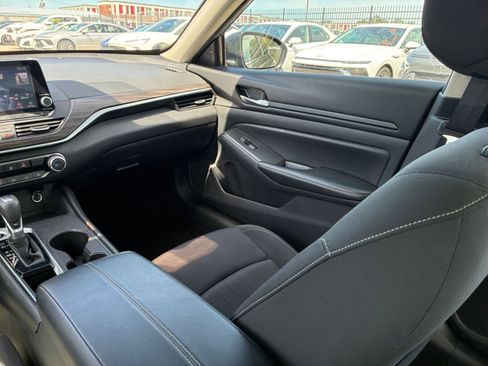 Used 2025 Nissan Altima 2.5 SV FWD image 29