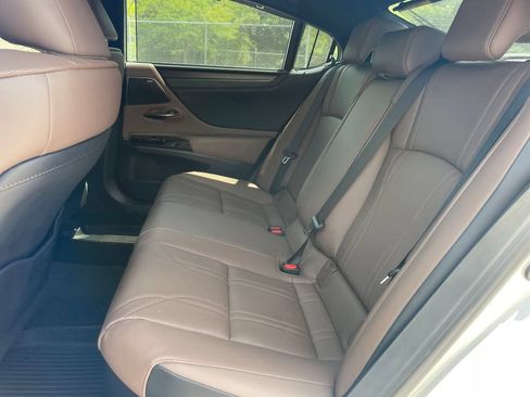 Used 2025 Lexus ES 300h Ultra Luxury FWD image 11