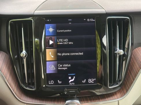 Used 2021 Volvo XC60 T5 Momentum w/ Premium Package AWD/4WD image 11