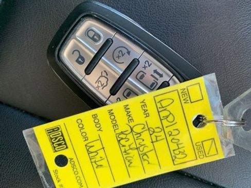 Used 2024 Chrysler Pacifica Touring-L image 18