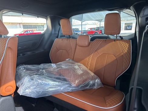 New 2026 Chrysler Pacifica Pinnacle image 15