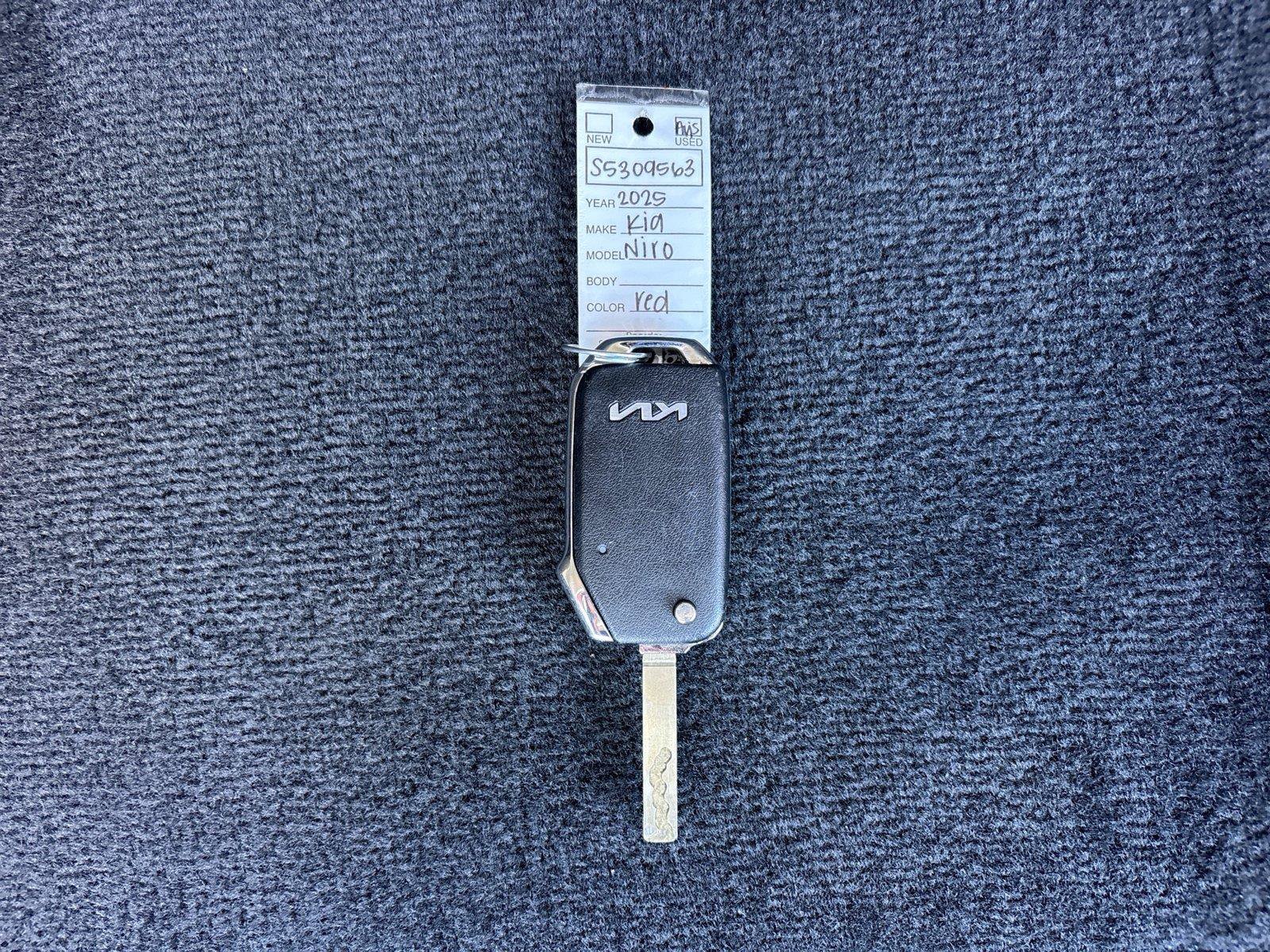 Used 2025 Kia Niro LX FWD image 34