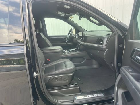 Used 2025 Chevrolet Suburban Z71 AWD/4WD image 16