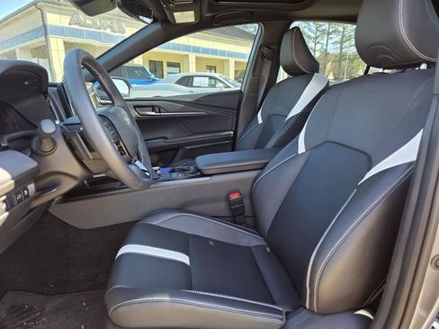 Used 2025 Toyota Camry SE w/ Convenience Package image 15