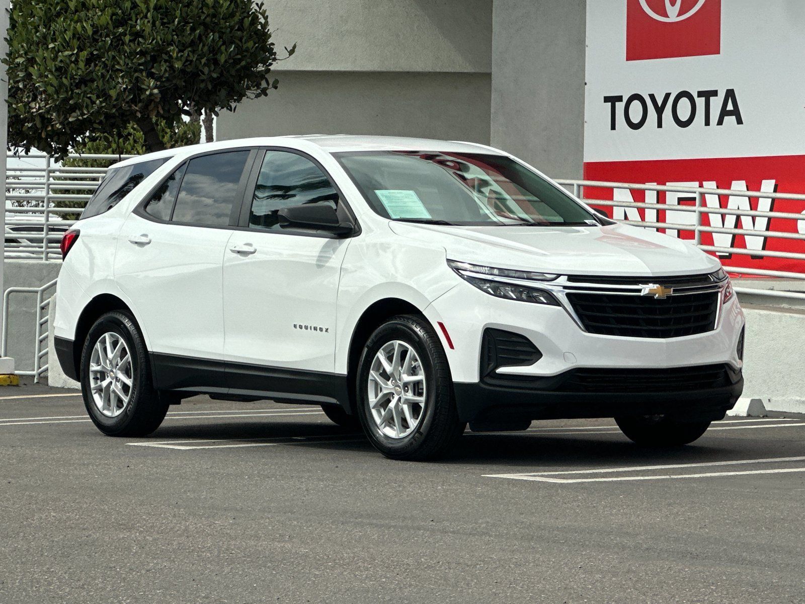 Used 2022 Chevrolet Equinox LS w/ LS Convenience Package FWD image 8