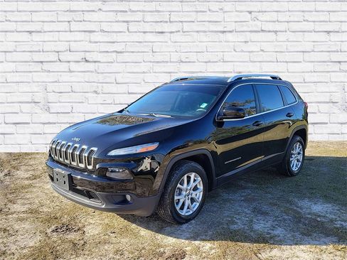 Used 2018 Jeep Cherokee Latitude w/ Mobile Office Group image 4