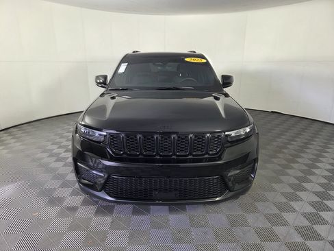Used 2025 Jeep Grand Cherokee Altitude RWD image 4
