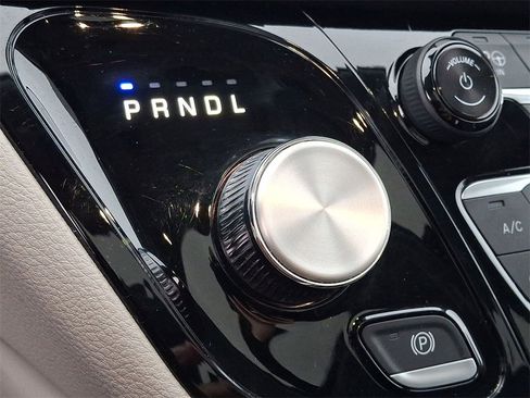 Certified 2024 Chrysler Pacifica Limited image 12