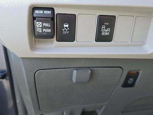 Used 2015 Toyota Sienna XLE image 18