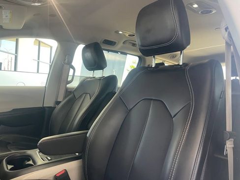 Used 2023 Chrysler Pacifica Touring-L FWD image 7