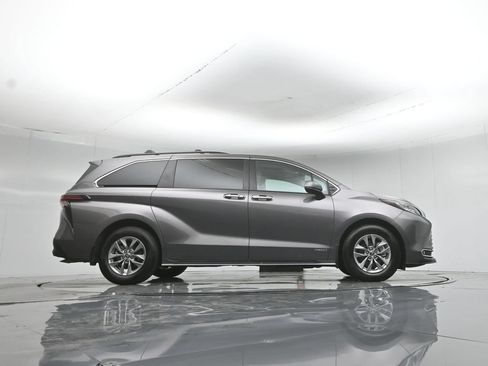 Used 2021 Toyota Sienna XLE FWD image 52