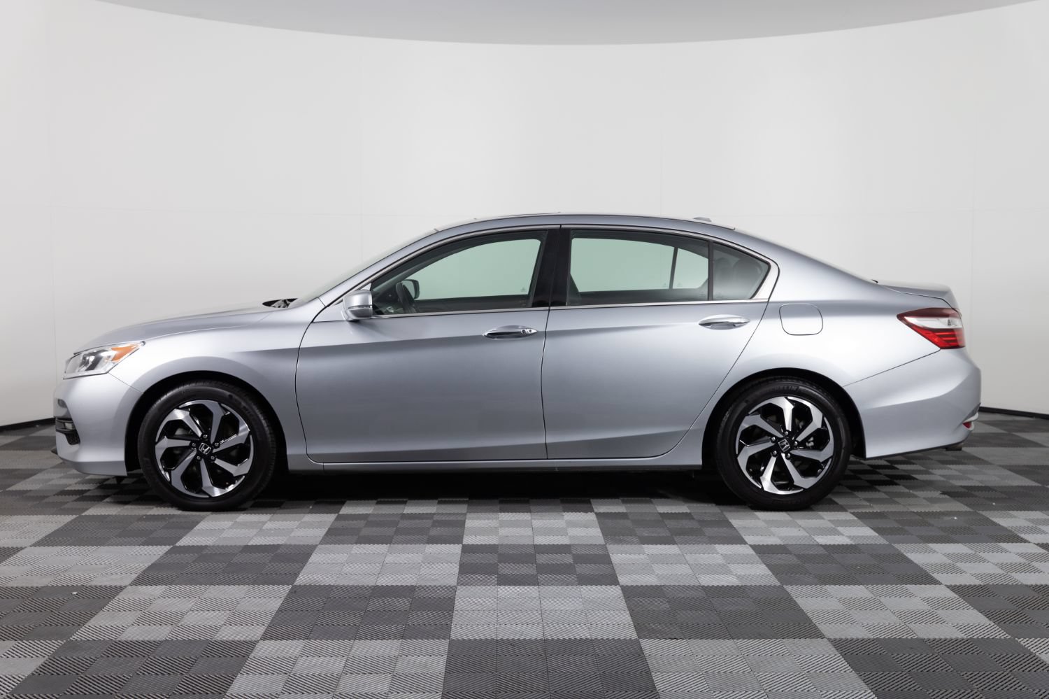 Used 2017 Honda Accord EX-L image 3