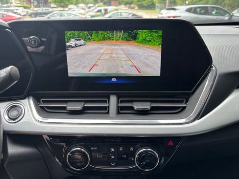 Used 2025 Chevrolet Trax LT FWD image 23