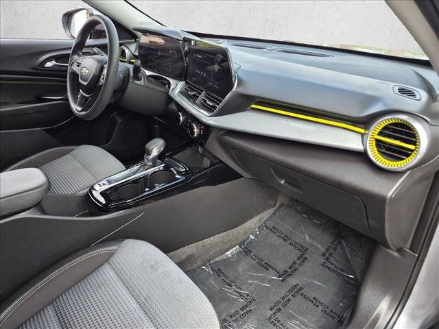 Used 2025 Chevrolet Trax LT FWD image 27