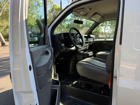 Used 2015 Chevrolet Express 2500 RWD image 9