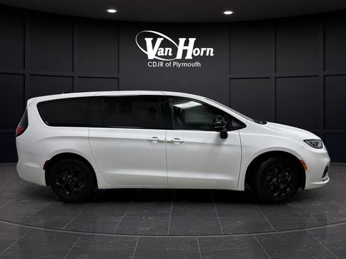Used 2024 Chrysler Pacifica Limited FWD image 2