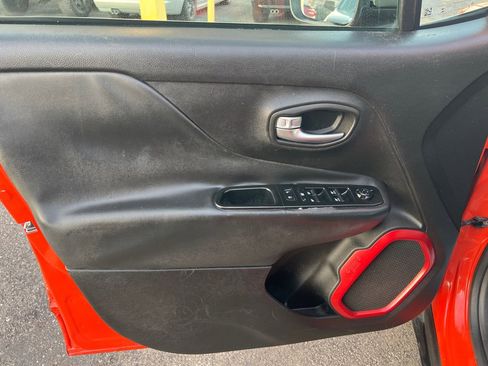 Used 2017 Jeep Renegade Trailhawk w/ Premium Trailhawk Package image 29