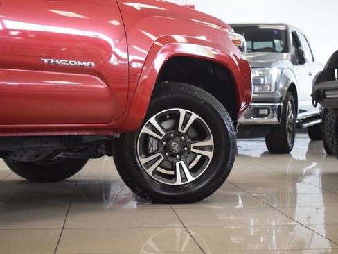 Used 2018 Toyota Tacoma TRD Sport w/ Technology Package image 35