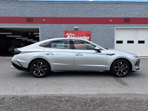 Used 2025 Hyundai Sonata SEL FWD image 2