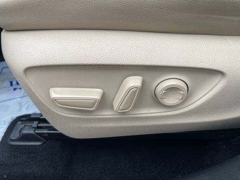 Used 2020 Toyota Highlander XLE AWD/4WD image 28