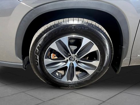 Certified 2025 Toyota Highlander XLE image 11