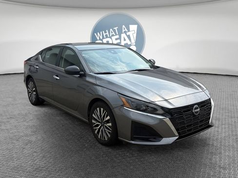 Used 2024 Nissan Altima 2.5 SV FWD image 1