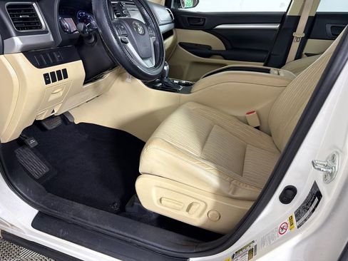Used 2015 Toyota Highlander Plus FWD image 9