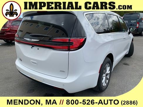 New 2026 Chrysler Pacifica Select image 14