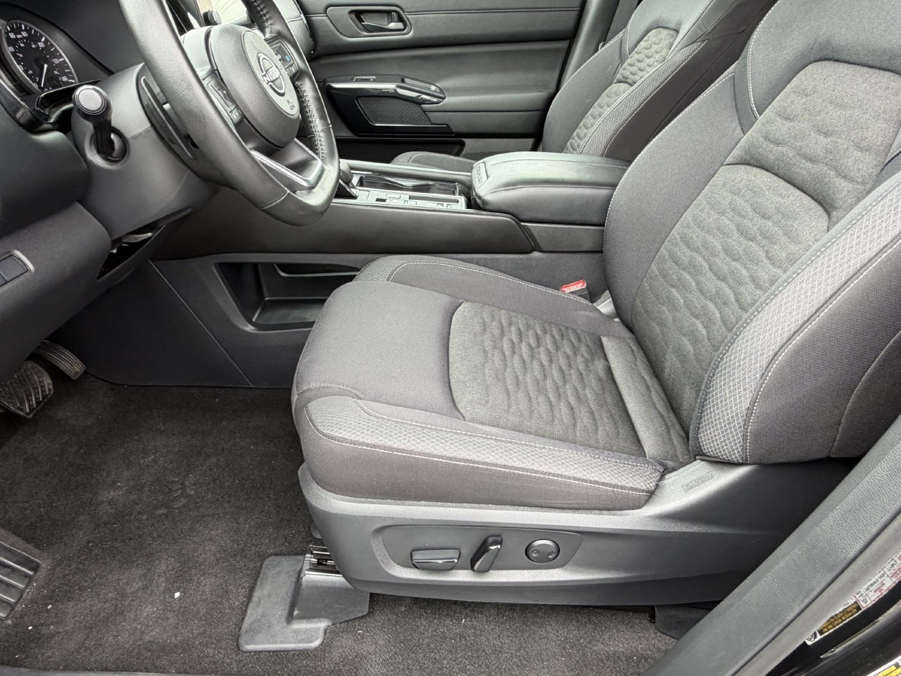 Certified 2025 Nissan Pathfinder SV FWD image 18
