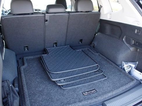 Used 2023 Volkswagen Tiguan SE AWD/4WD image 3