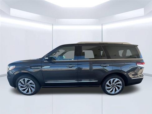 Used 2023 Lincoln Navigator Reserve AWD/4WD image 8