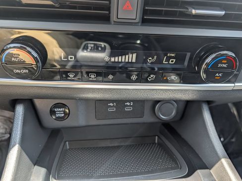 Used 2024 Nissan Rogue SV AWD/4WD image 23