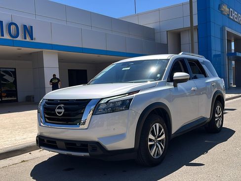Used 2025 Nissan Pathfinder SL image 3
