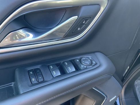 Used 2023 Chevrolet Suburban Z71 w/ Luxury Package image 6