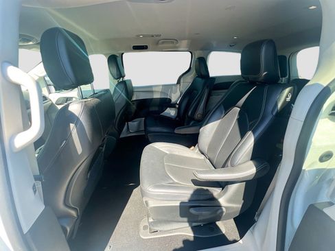 Used 2024 Chrysler Pacifica Limited FWD image 26
