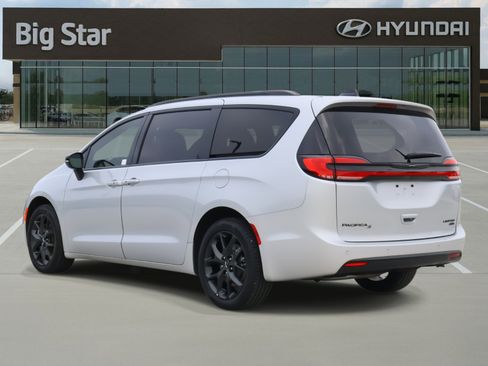 Used 2024 Chrysler Pacifica Limited w/ Uconnect Theater Family Group image 3