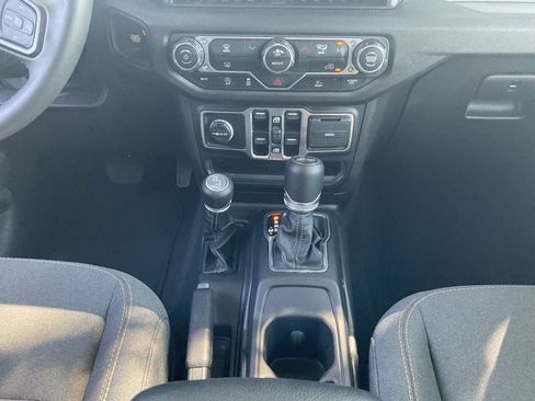 Used 2025 Jeep Wrangler Unlimited Sahara AWD/4WD image 17